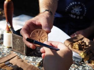 Créez un bracelet ou deux porte-clés en cuir