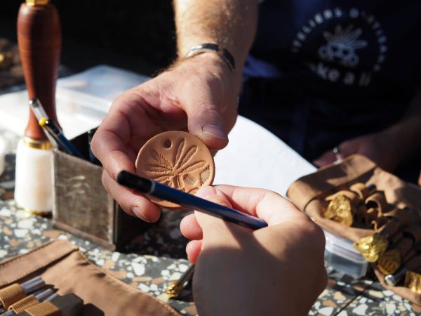 Créez un bracelet ou deux porte-clés en cuir