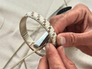 Atelier groupe de tressage de bracelet ou panier vacoa