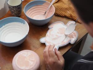 Atelier objets déco en plâtre de moulage